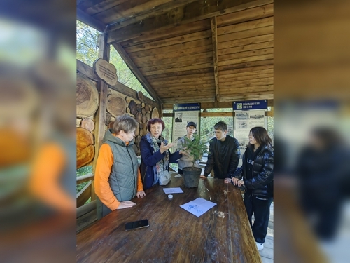 Посадка деревьев в Дендропарке Байкальского музея - основной вид