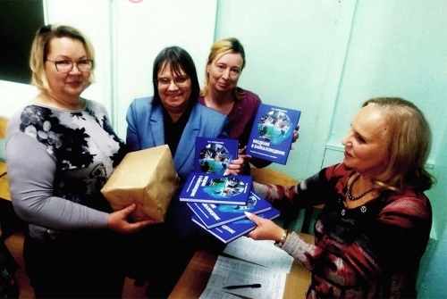 На семинаре для учителей, посвященном реализации экологического образования были распределены учебные пособия «Введение в байкаловедение, 5 класс» - основной вид